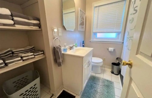 Prestonia House | Easy Walk to Expo Center & KY Kingdom ~ Airport 1 mi ~ Bourbon Tour ~ Sleeps 10