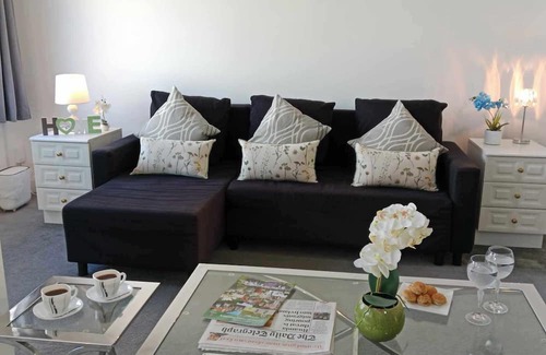 Aylesbury House | Monmouth House Aylesbury Premier Quality Accommodation Sleeps Up to 6 Guests