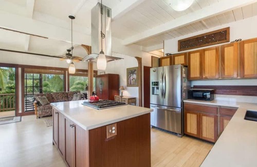 Wainiha House | Beachfront Pool, Hot Tub, ocean & Mt Views 2 bd 2 br + Lanai Bali bed Peaceful