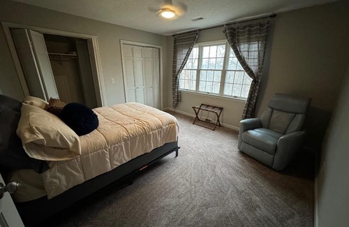 Hannibal House | Spacious executive home, close to Historic trails, w/hot tub, pet friendly.