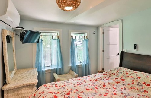 Phoenicia House | Mid-century Country Cottage on creek with mountain views near Woodstock