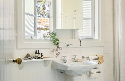 Rosa Brook Cottage | Charmingly restored, stylish traditional farm cottage set in beautiful gardens