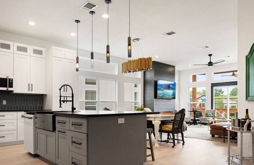 Cedar Creek Reservoir House | Two Luxury Homes For Large Groups