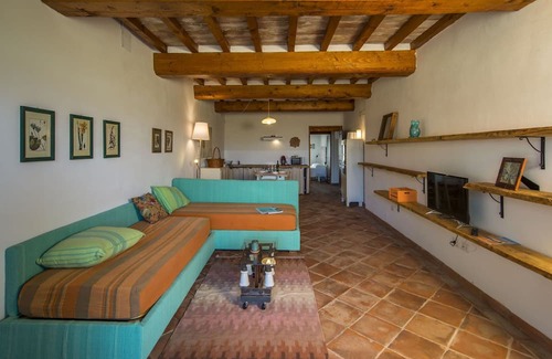 Laterina Apartment | Cosy apartment for 2 people with A/C, pool, WIFI, TV, patio and parking, close to Arezzo