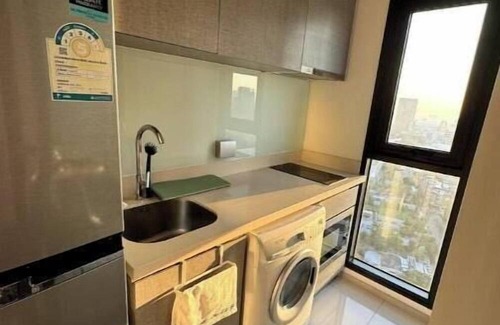 Sukhumvit Apartment | 5min to BTS-7eleven- Pool Kitchen Gym Sunrise view