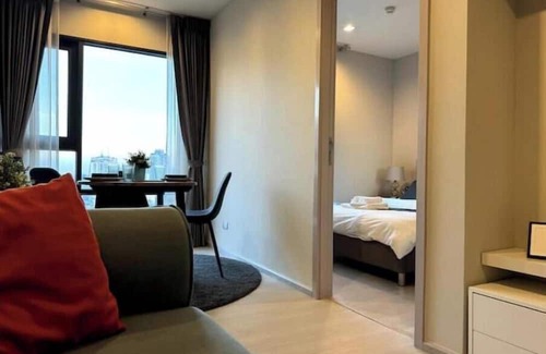 Sukhumvit Apartment | 5min to BTS-7eleven- Pool Kitchen Gym Sunrise view
