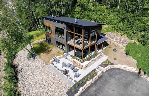 Les Eboulements Ski Chalet | Villa Vivaldi Cottage 197 Contemporary living, Spa, River View