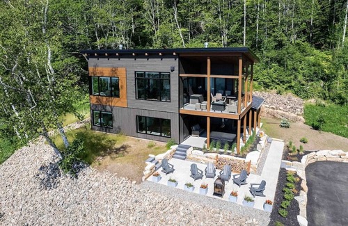 Les Eboulements Ski Chalet | Villa Vivaldi Cottage 197 Contemporary living, Spa, River View