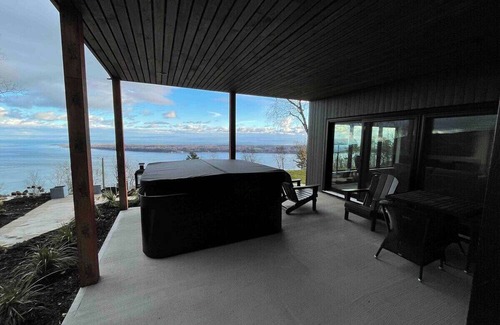 Les Eboulements Ski Chalet | Villa Vivaldi Cottage 197 Contemporary living, Spa, River View