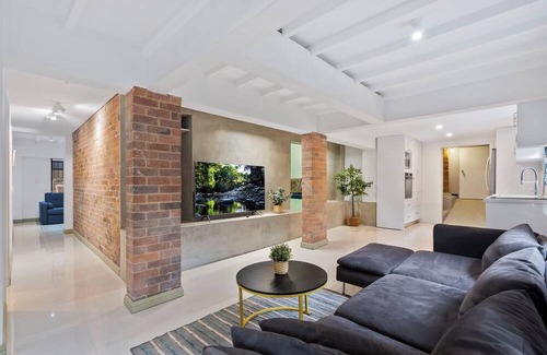 Ashgrove House | Unit in Inner Brisbane with Movie Room and Parking