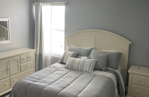Sanford House | Plenty of space to relax with 2600 sq. ft! Pet friendly! 5 min from SFB airport