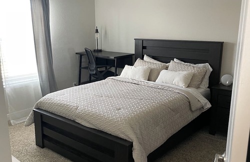 Sanford House | Plenty of space to relax with 2600 sq. ft! Pet friendly! 5 min from SFB airport