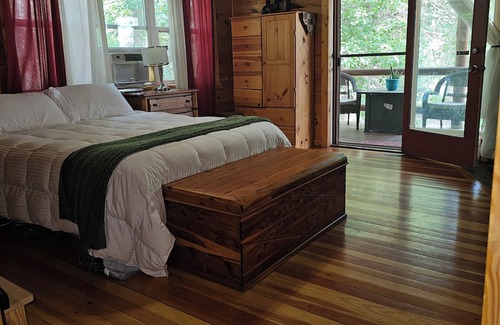 Siren Cabin | Private Cabin in the Woods.on a Lake. Family and Dog Friendly