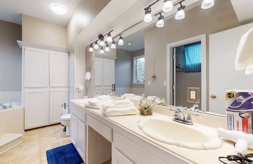 Conroe House | Spacious home with backyard & firepit