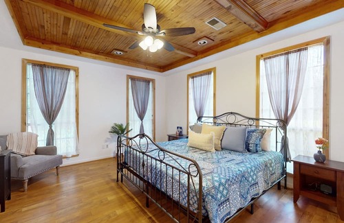 Conroe House | Spacious home with backyard & firepit