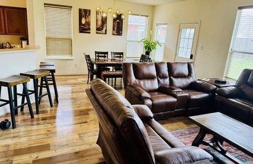 Sugar Land House | Delightful 4-Bedroom Residence Sugarland Convenient Access to All Amenities