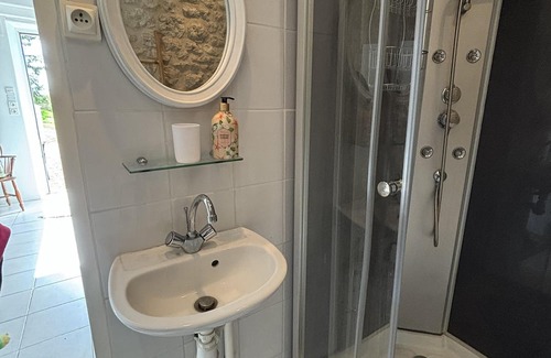Saint-Pierre-de-Juillers Cottage | Pretty One Bedroom Gite in tranquil rural location