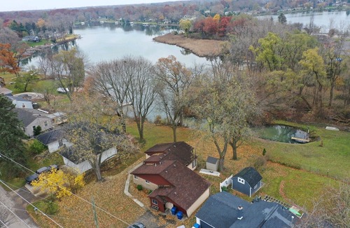 Drayton Plains Cottage | Cottage with access to private lake.