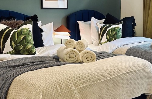 Gravesend House | Stylish House in Kent with Wi-Fi&Parking Sleeps 8