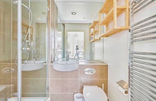 Bow West Apartment | 2-bedroom flat with balcony & canal view