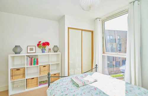 Bow West Apartment | 2-bedroom flat with balcony & canal view