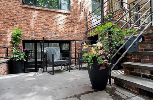 Williamsburg Apartment | Ainslie Manor by Rove Travel | 6BR TH w/Backyard