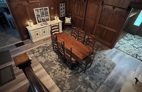 Damascus House | King Room along VA Creeper Trail and AT Pet friendly