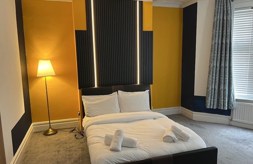 Westcliff-on-Sea Apartment | Deluxe big size bedroom with a shared bathroom