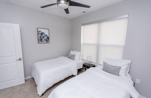 DeBaliviere Place Apartment | St. Louis | Central 2BD/2BA Forest Park Apartment