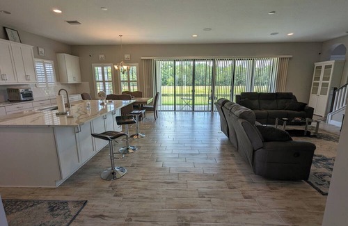 Balm House | 5 Bedroom 4 Bathroom House In Riverview With Great Amenities