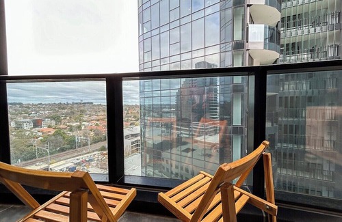 Box Hill Apartment | This apartment is a 2 bedroom(s), 1 bathrooms, located in Box Hill South, VIC.