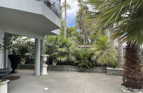 Matakatia Apartment | The Palms on Tindalls, Stunning 1 Bed self contained Italian styled apartment