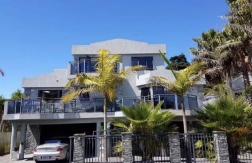 Matakatia Apartment | The Palms on Tindalls, Stunning 1 Bed self contained Italian styled apartment