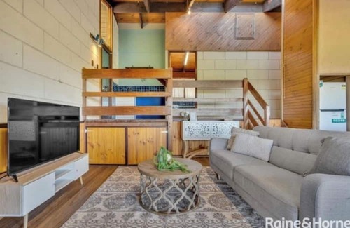 Bolinda Cottage | Cosy farm cottage with a wood fire heater. Ideal for a romantic/family getaway!