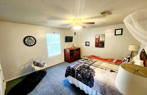 Karnack House | Bring the whole family to this great woodsy home w/ lots of room for fun!!