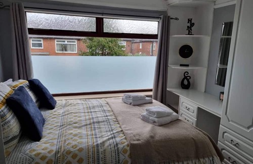Droylsden House | Fully Equipped 3-bedroom House With Free Parking