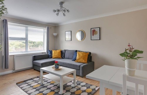 Harlow Apartment | Sleek and Modern 1-Bed Apartment in Harlow