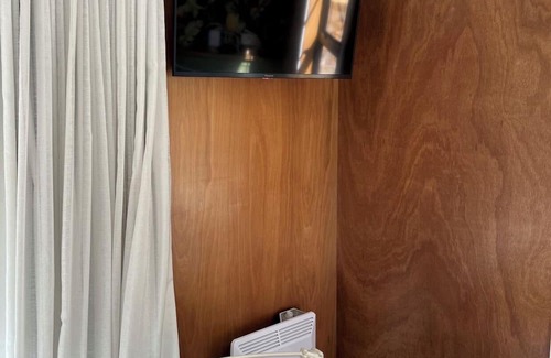 Clyde Apartment | Pyke Cottage. Cosy, comfortable studio unit, walking distance to town centre