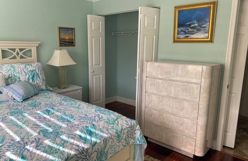 Naples Condo | TURNKEY 2 Bed/bath+Large den/office or 3rd bedroom, including golf membership