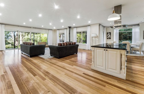 Mount Dandenong Villa | Cosy Villa among the nature. nice warm with central heating and fireplace