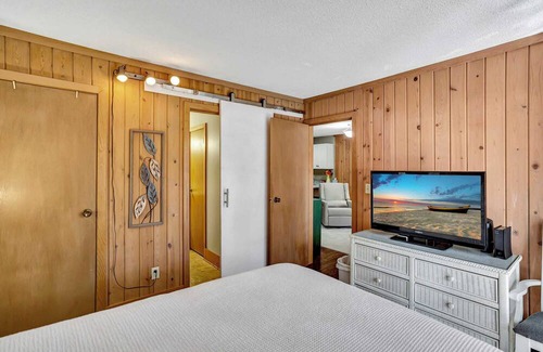 Salem Villa | 703 Captains Walk Sum