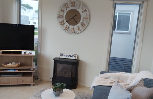 Apollo Bay Cabin | Modern bright seaside cabin in popular tourist park
