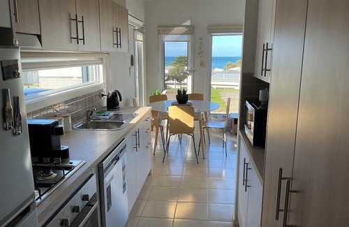 Apollo Bay Cabin | Modern bright seaside cabin in popular tourist park