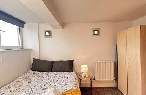 Woolwich Apartment | A Two Bedroom Flat in Greater London; Ideal for professionals/ family/students