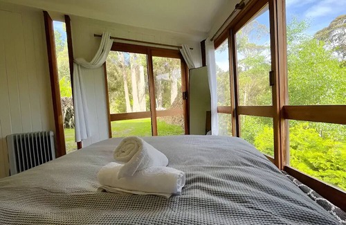 Ridgeway House | ✰Unique Wilderness Retreat 10 mins to CBD ✰ Bath, Heated Floors, Smart TV✰