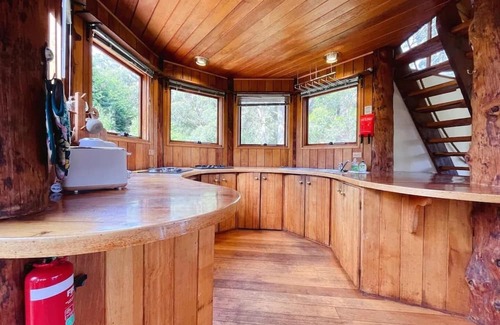 Ridgeway House | ✰Unique Wilderness Retreat 10 mins to CBD ✰ Bath, Heated Floors, Smart TV✰