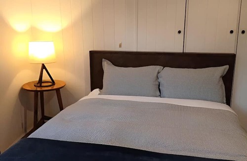 Ridgeway House | ✰Unique Wilderness Retreat 10 mins to CBD ✰ Bath, Heated Floors, Smart TV✰