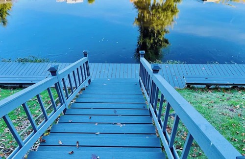 Bothell Apartment | River Inn Cabin Theme Flat w/Dock