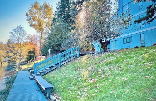 Bothell Apartment | River Inn Cabin Theme Flat w/Dock