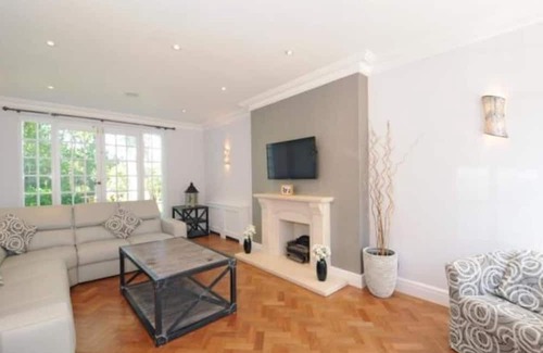Woking House | Captivating 5-Bed House in Woking